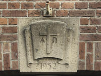905558 Afbeelding een sluitsteen in de zijgevel van de St.-Dominicuskerk (Palestrinastraat 1) te Utrecht.